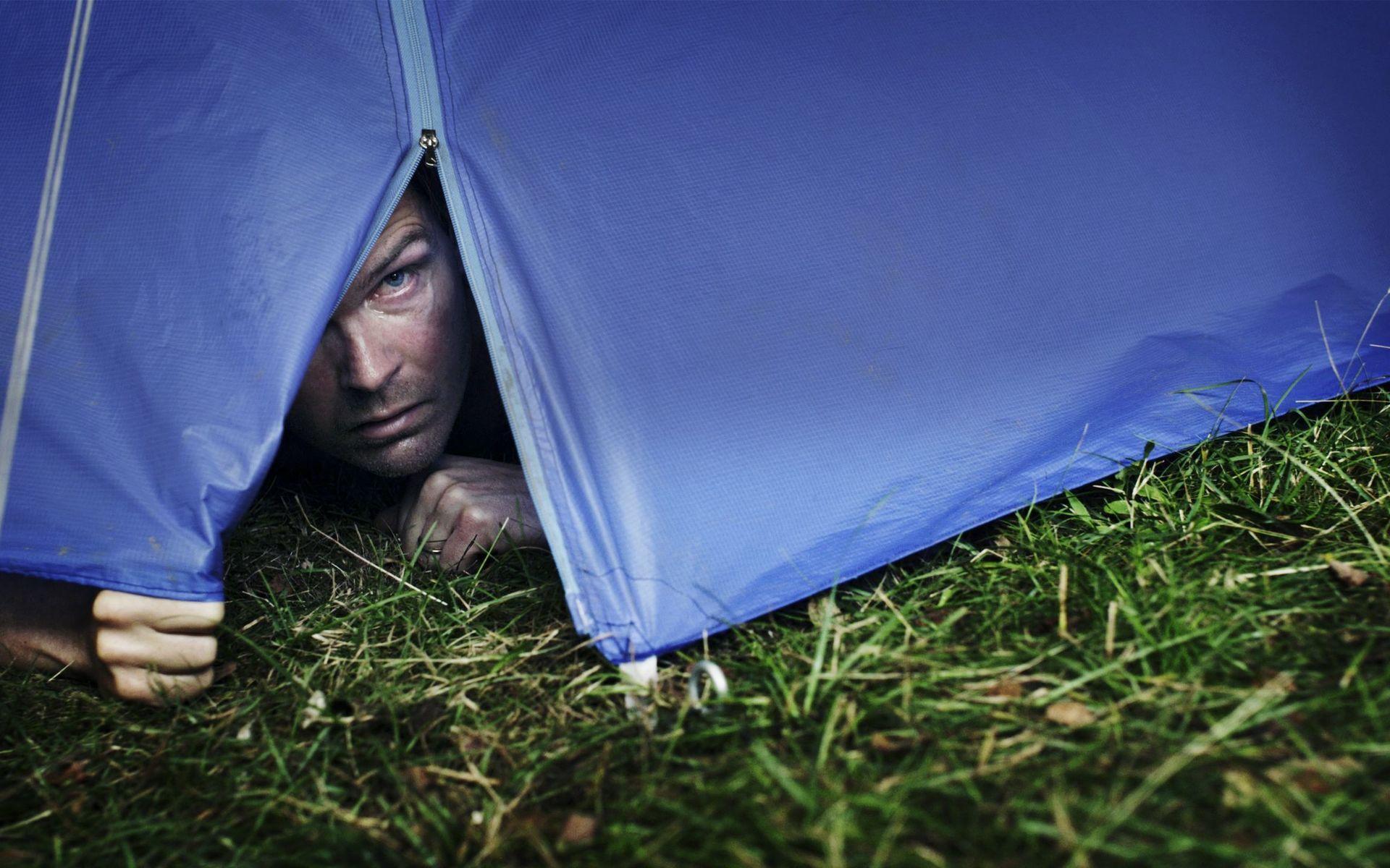 I Koki-di. Koko-da, Johannes Nyholms nya film, möter slapstick buskis och skräck medan ett krisande par åker på campingsemester.