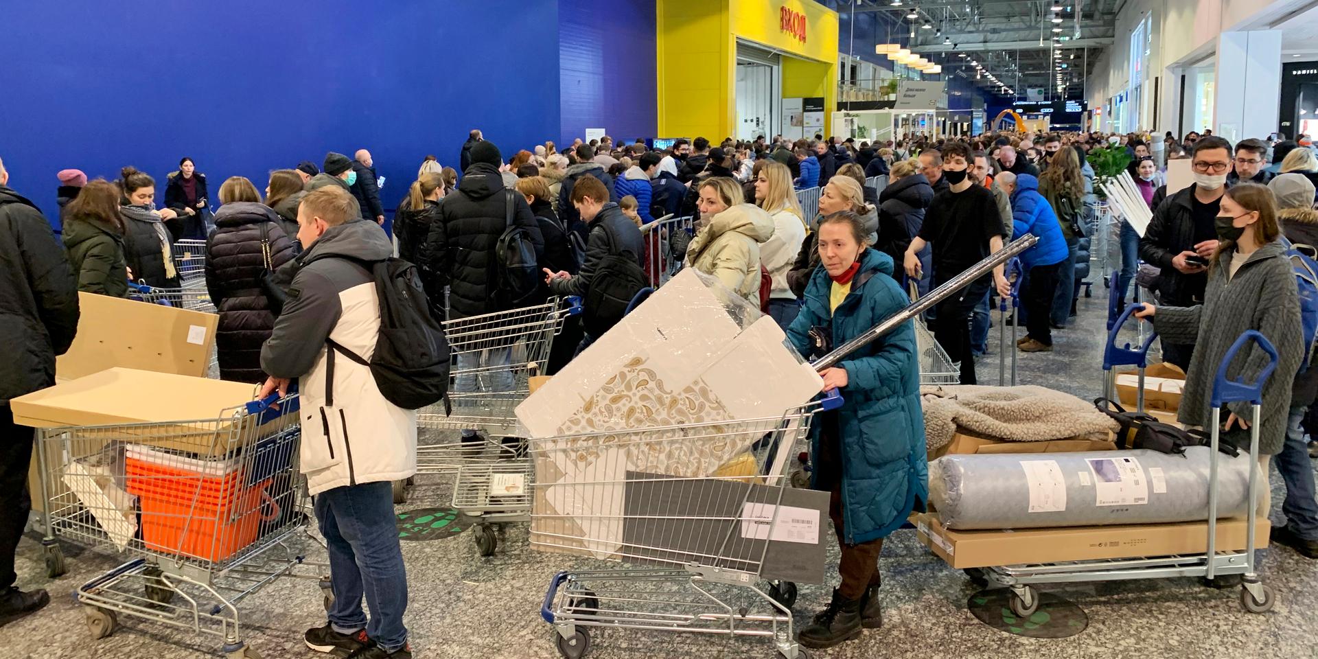Köer på ett Ikea-varuhus utanför Moskva innan bolaget stängde verksamheten i Ryssland. Arkivbild.