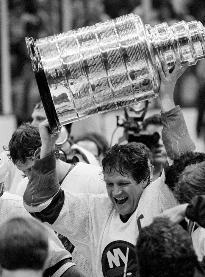 Plats 7: 1982-83 New York Islanders. Genom ett otroligt målvaktsspel av Billy Smith lyckades man tämja ett ungt Edmonton Oilers, nolla Wayne Gretzky och vinna Islanders fjärde raka Stanley Cup. Mike Bossy, Bobby Nystrom och Denis Potvin är några av legendarerna som återfinns i ett av 80-talets absolut bästa lag. Bild: TT