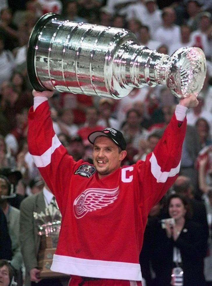 Plats 6: 1997-98 Detroit Red Wings. Det var en känsloladdad seger när Steve Yzerman & co lyfte Stanley Cup-bucklan för andra året på raken efter 4-0 i matcher mot Philadelphia Flyers. Inför säsongen var lagkamraten Vladimir Konstantinov med om en olycka så allvarlig att han blev rullstolsburen på grund av hjärnskador. Lagets andra raka titel innebar starten på vad som av vissa anses vara den sista dynastin i NHL. Bild: TT