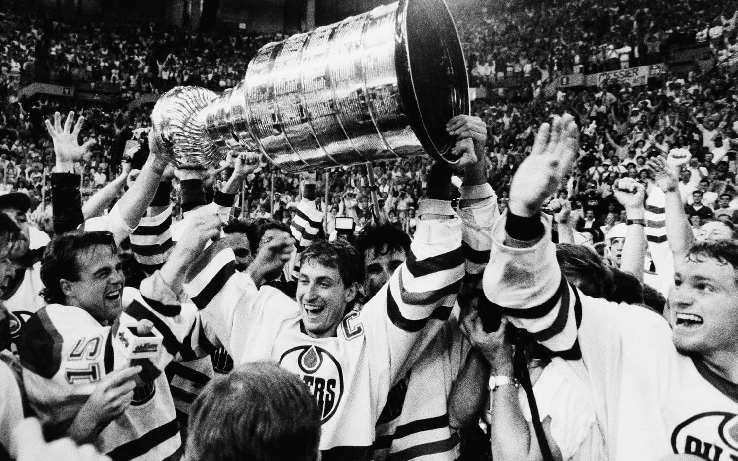Plats 5: 1986-87 Edmonton Oilers. Offensiv spets var det ingen brist på i ett Oilers som hade tre av NHL:s fyra bästa poängplockare i sitt lag. För andra året i rad vann man dessutom Presidents Trophy (mest poäng bland alla lag) och en finalseger mot Philadelphia Flyers innebar Oilers tredje Stanley Cup-seger på fyra säsonger. Bild: TT
