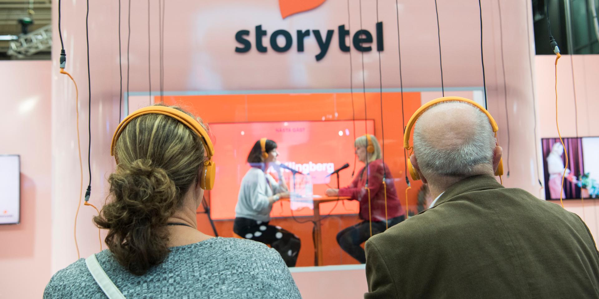 Besökare lyssnar i lurar på en författarintervju i ljudboksförlagen Storytels monter på bokmässan 2019.