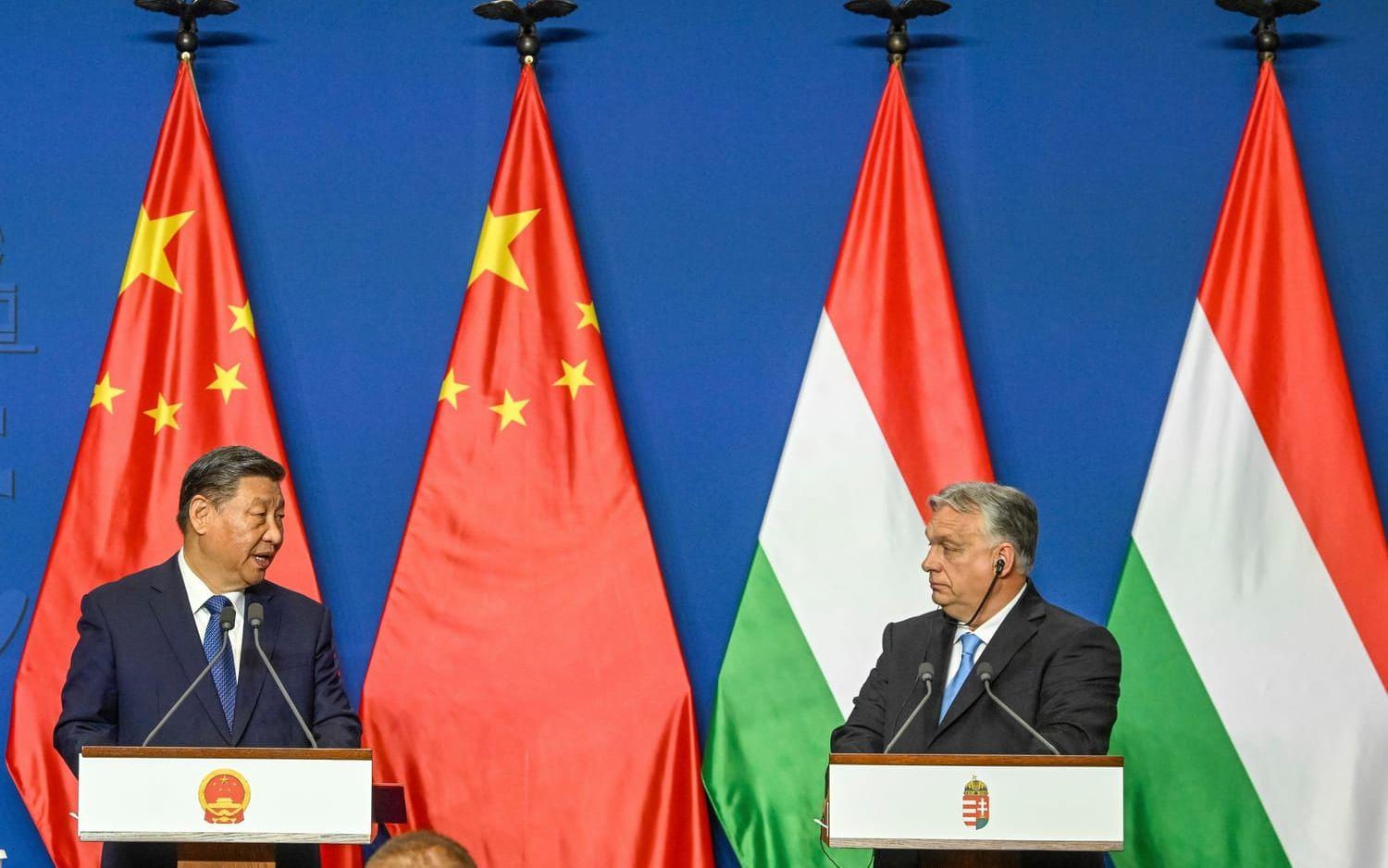 Kinas president Xi Jinping (vänster) och Ungerns premiärminister Viktor Orbán på en presskonferens i Budapest.