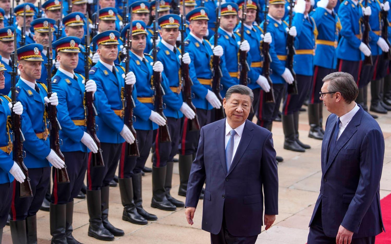 Kinas ledare Xi Jinping (vänster) med Serbiens president Aleksandar Vucić i välkomstceremonin i Belgrad tidigare i veckan.