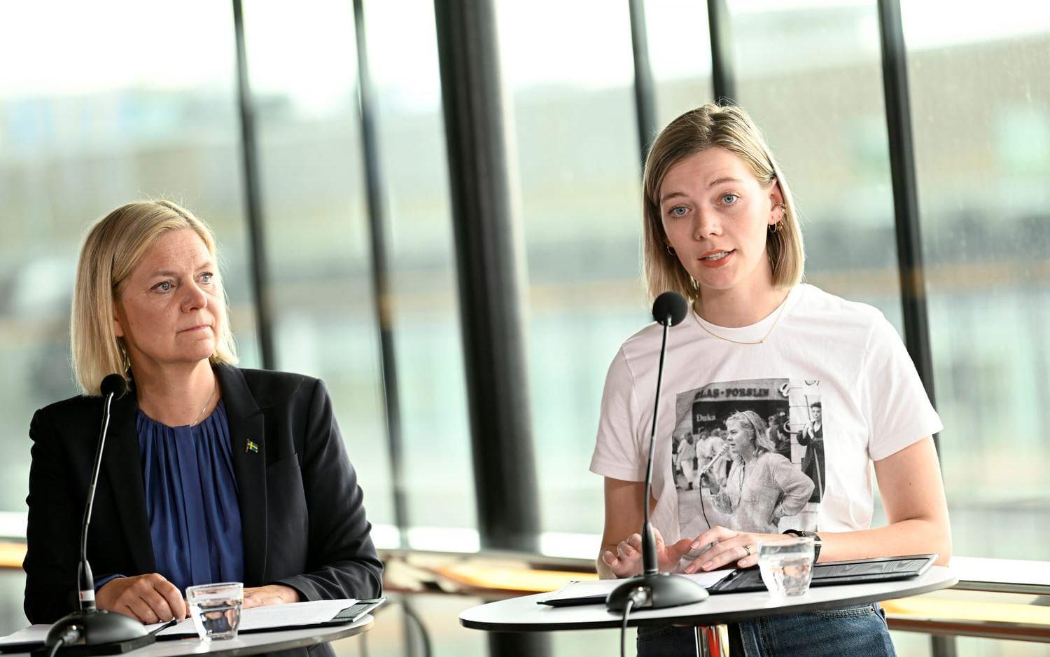 Lisa Nåbo med oppositionsledaren Magdalena Andersson (S). SSU vill bland annat förändra uttaget av kommunalskatt på ett sätt som liknar de tankar Göran Persson (S), tidigare statsminister, lanserade 2018.