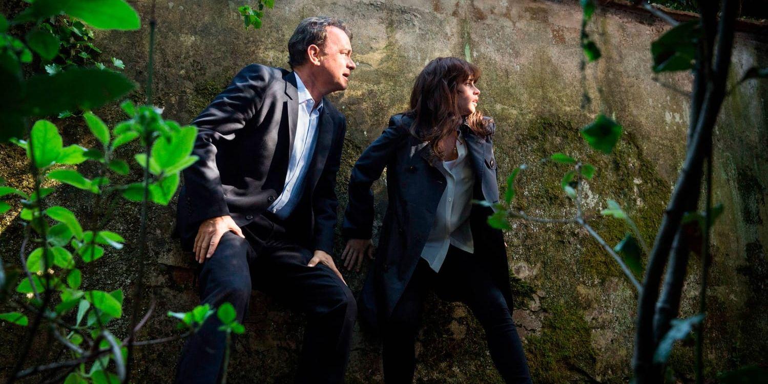 Professorn Robert Langdon (Tom Hanks) och läkaren Sienna Brooks (Felicity Jones) på flykt i "Inferno". Pressbild.