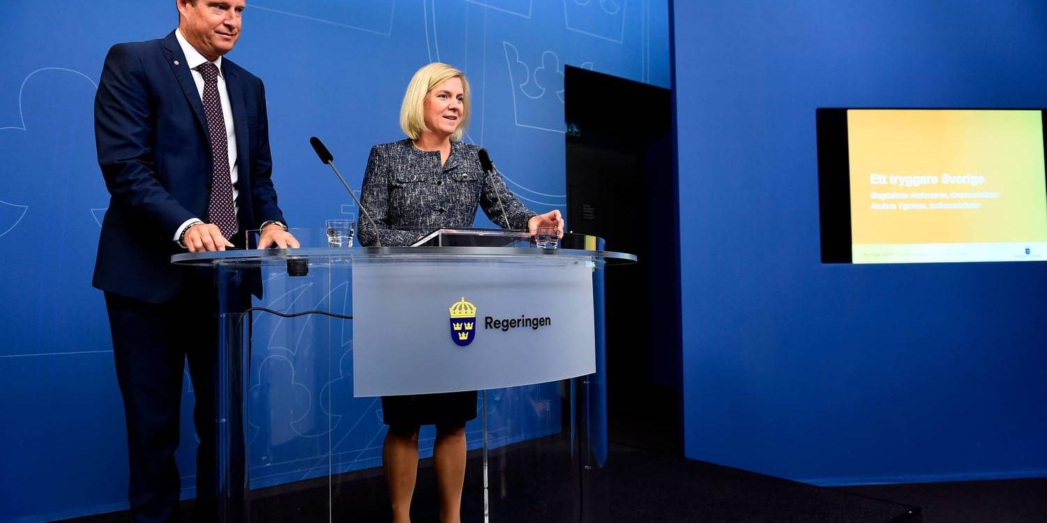 Inrikesminister Anders Ygeman och finansminister Magdalena Andersson under pressträffen i Rosenbad i Stockholm.