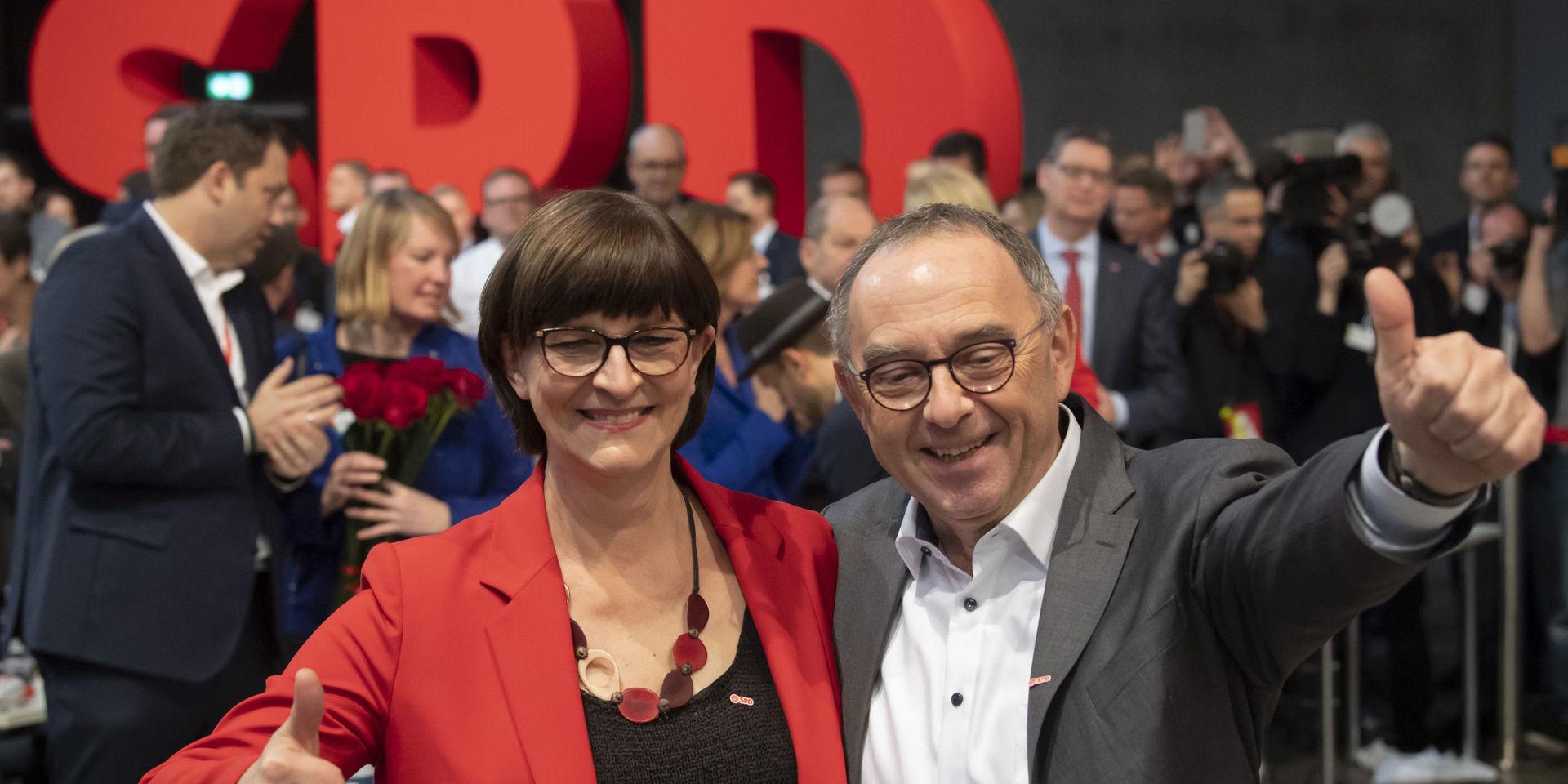 Norbert Walter-Borjans och Saskia Esken firar att de formellt blivit valda till partiledare i socialdemokratiska SPD.