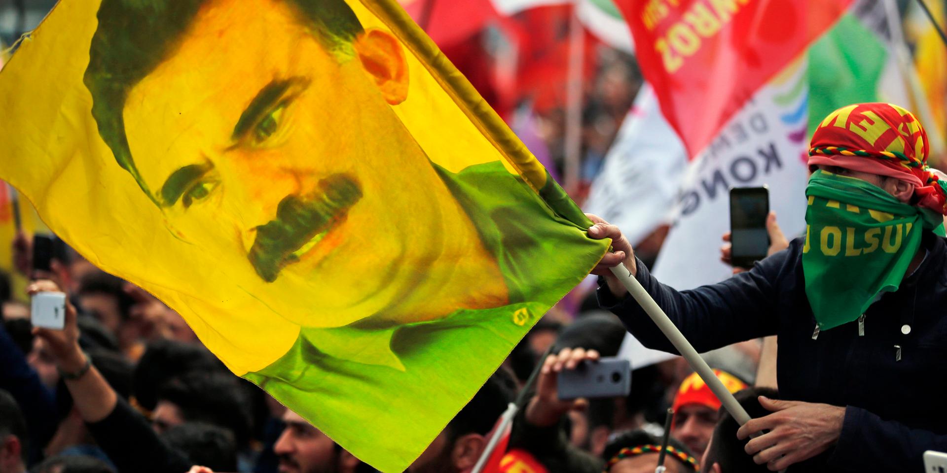 Arkivbild. PKK-anhängare demonstrerar i Turkiet 2018. På flaggan syns PKK-grundaren och ledaren Abdullah Öcalan, som sitter i fängelse i Turkiet. 