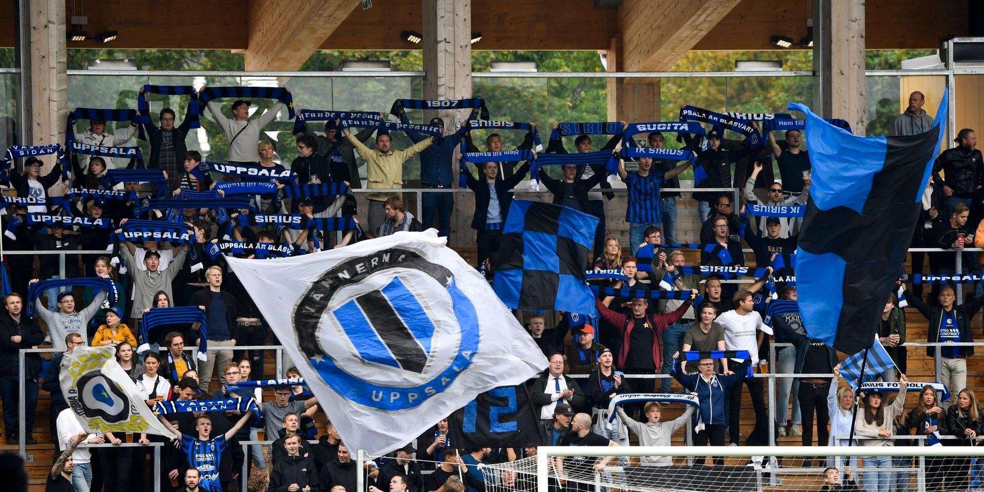Siriussupportrarna får inte ta in stora flaggor och banderoller på allsvenska matchen mot IFK Norrköping. Arkivbild.