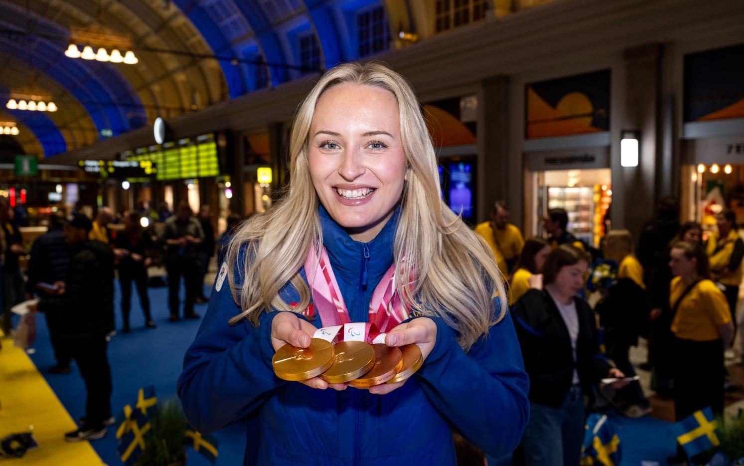 Alpina skidåkaren Ebba Årsjö med sina fyra OS-medaljer från Italien runt halsen. Arkivbild.