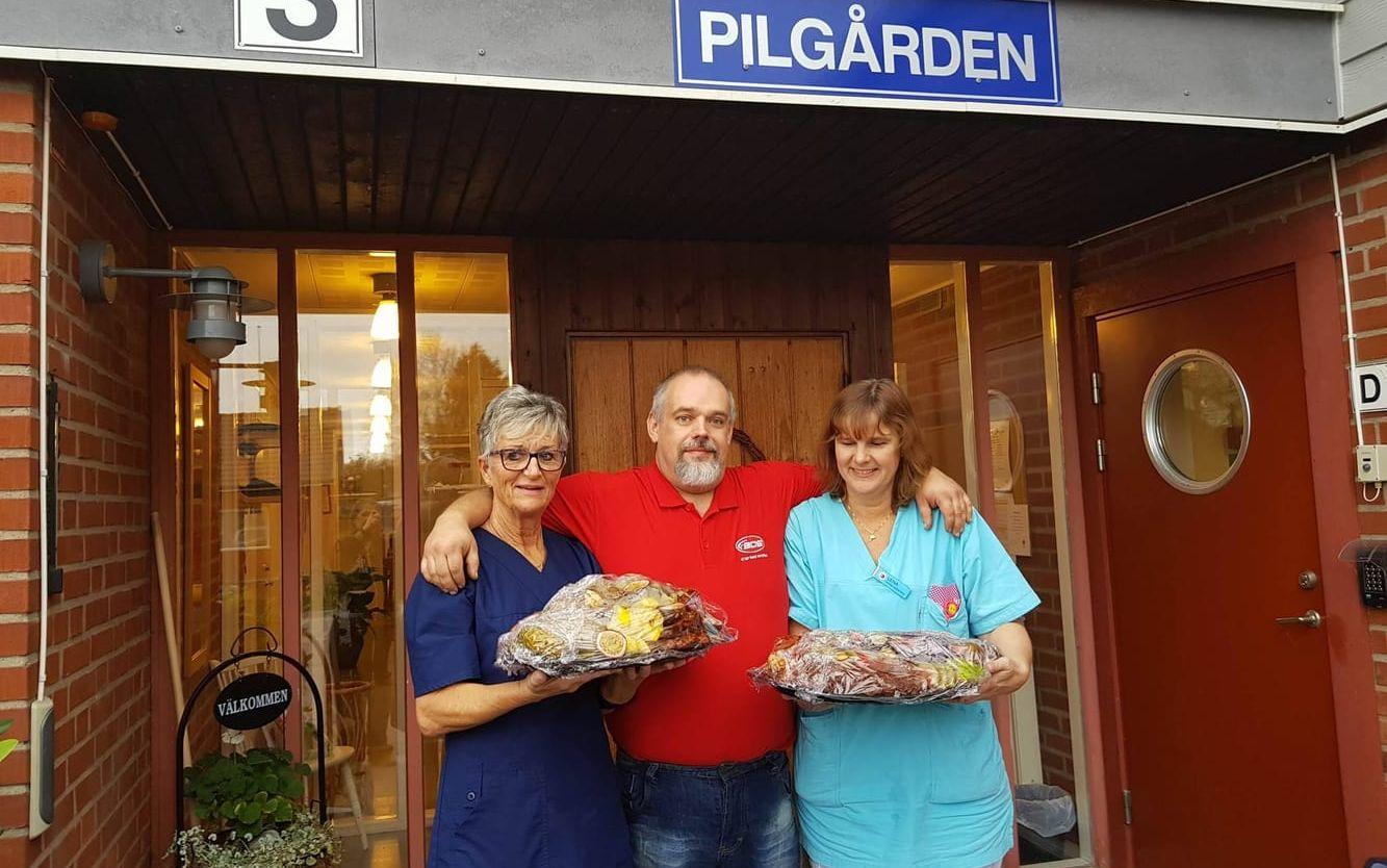 Connie Möller och Lena Block arbetar på äldreboendet Pilgården i Lilla Edet. Bild: Läsarbild