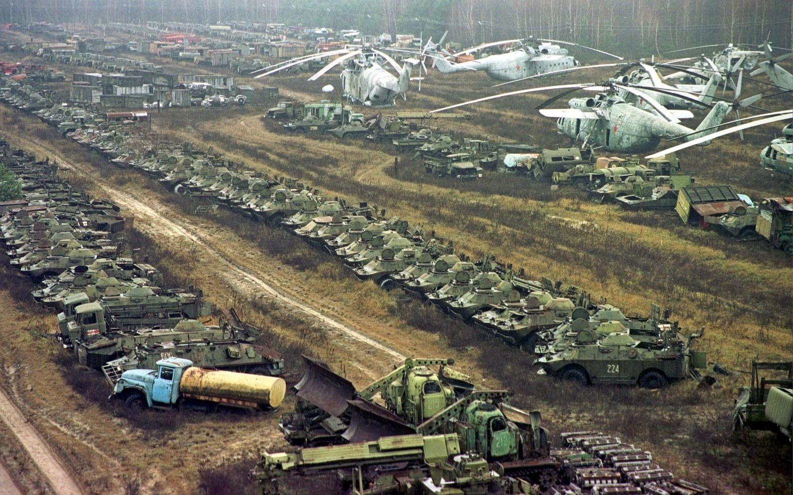 Drygt 1350 olika fordon, de allra flesta militära, användes under de första veckorna av släckningsarbetet 1986.
