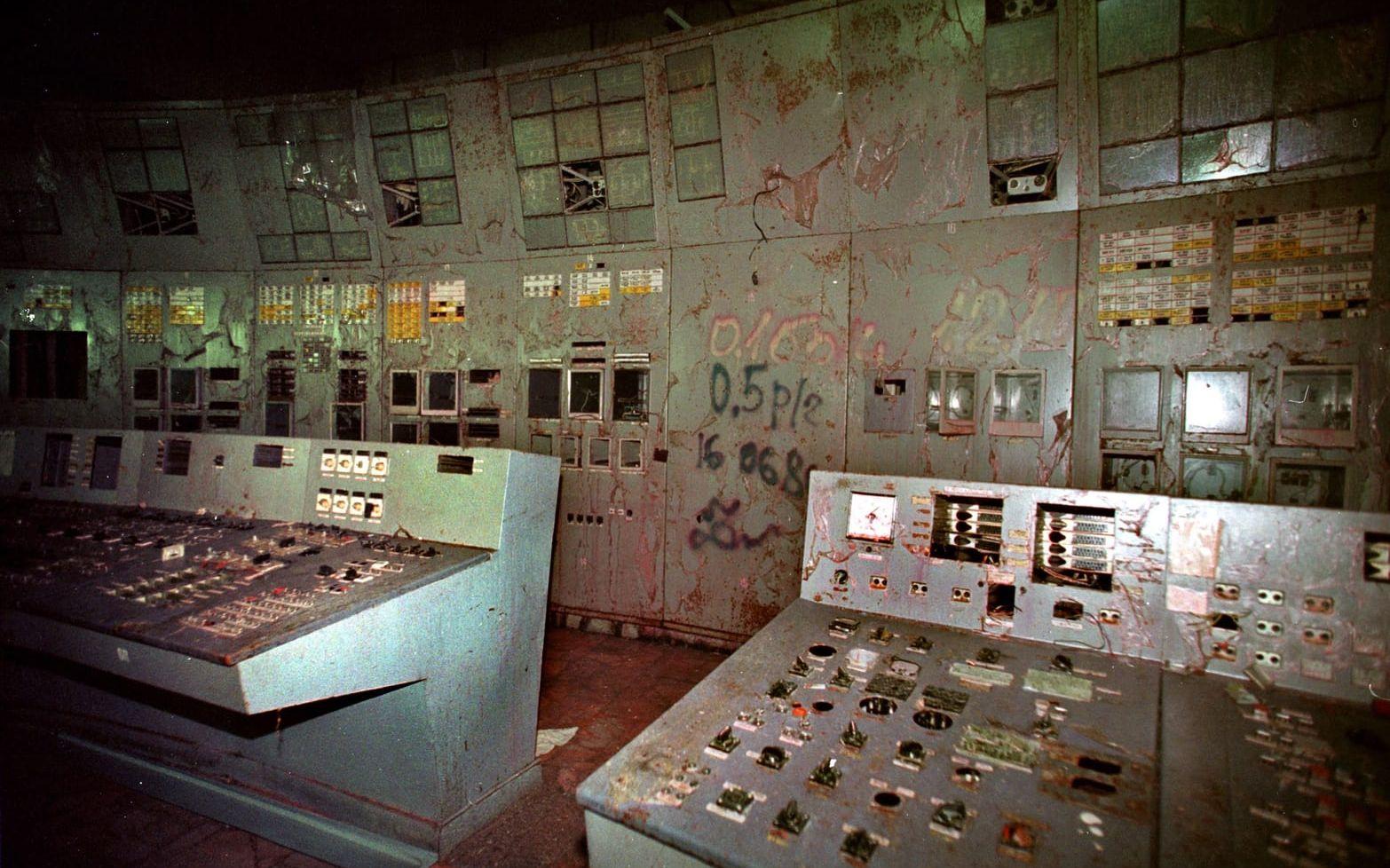 En bild inifrån kontrollrummet till reaktor 4 på Tjernobyl från 2000.