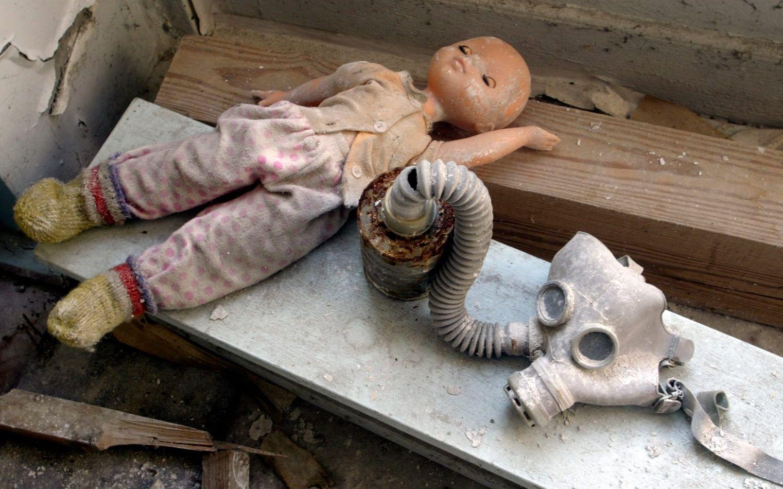 En docka och en gasmask ligger övergiva på ett dagis bara några kilometer från kärnkraftverket.