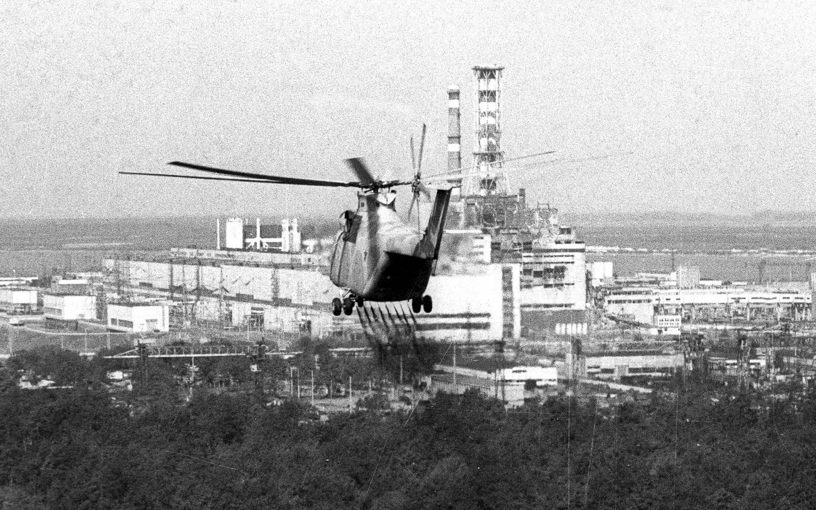 En helikopter på väg mot reaktor fyra för att dumpa kemikalier som ska släcka branden. "Om jag hade fått order attkliva ombord på helikoptern i dag så hade jag vägrat", säger helikopterpiloten.