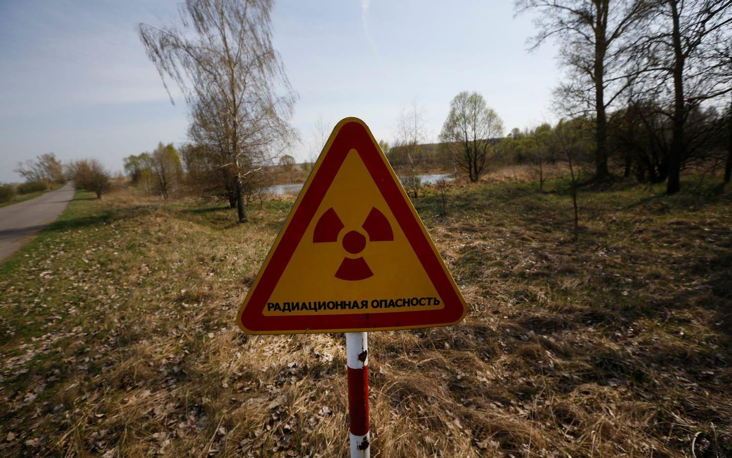 Varningsskyltar står fortfarande utplacerade vid den 30 kilometer stora radien kring Tjernobyl.