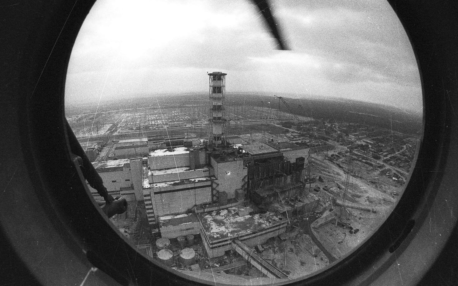 En helikoptervy över reaktor fyra från 1986.