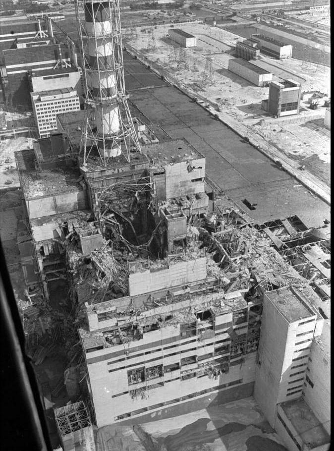 Flygbild från 1986  visar skadorna på reaktor 4.