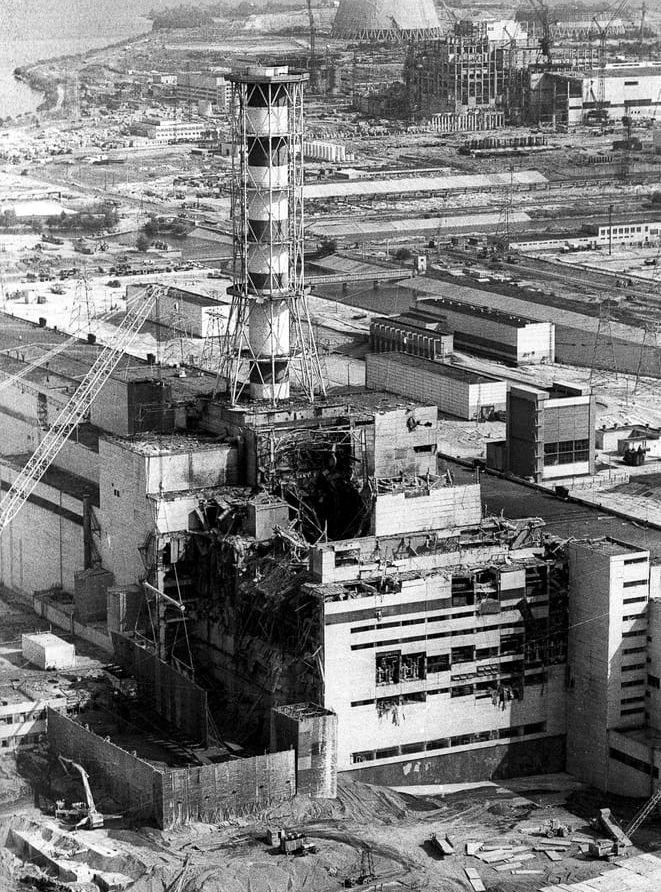 Arbetet med att täcka över reaktorn från maj 1986.