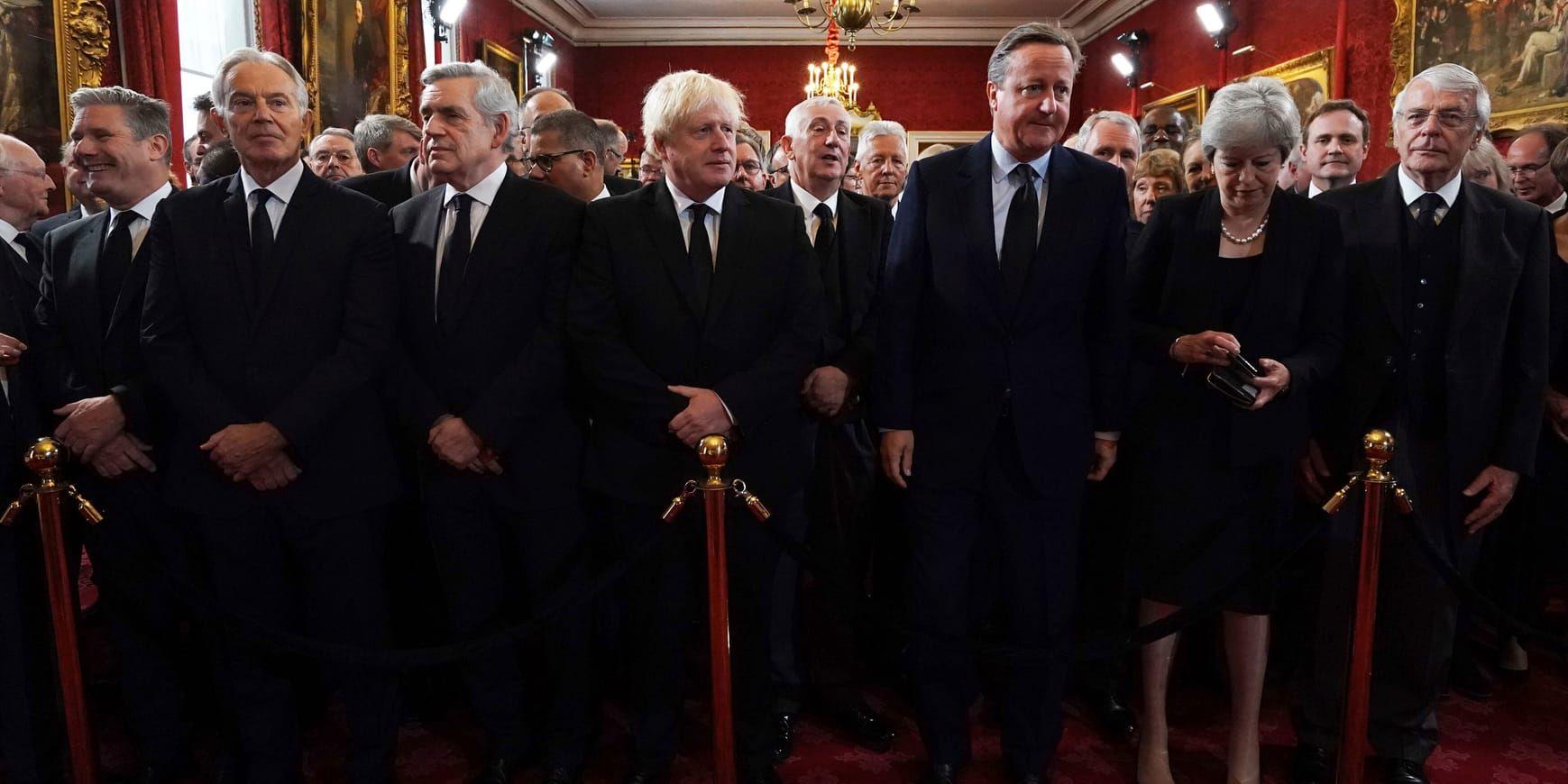 Från vänster: Labourledaren Sir Keir Starmer, tidigare premiärministrarna Tony Blair, Gordon Brown, Boris Johnson, David Cameron, Theresa May och John Major före ceremonin i St James Palace på lördagen.