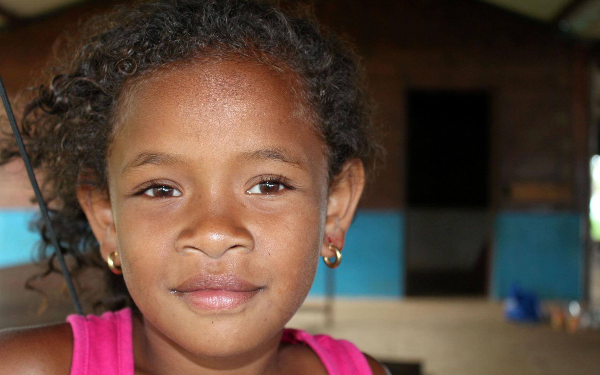 Ung kanak-flicka i Touaorou, södra Grande Terre