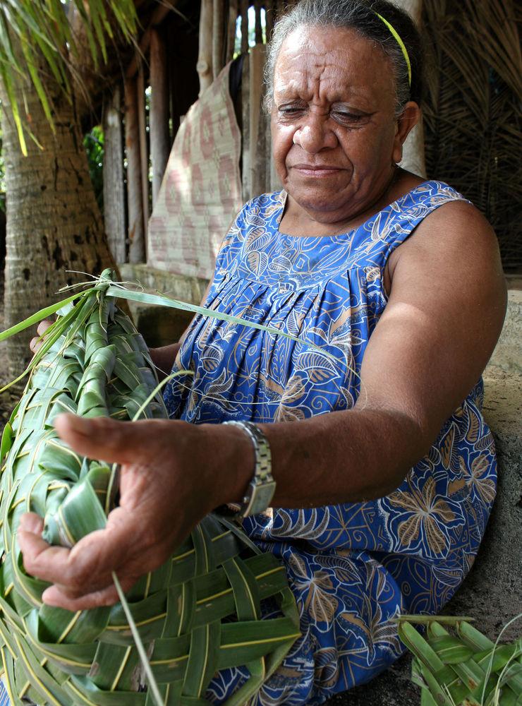 Gammal kvinna med flinka fingrar. Port Boisé, södra Grande Terre. På Nya Kaledonien samsas flera folkslag och bara på huvudön Grande Terre talas 30 olika språk. Den 4 november röstar öriket om sin självständighet