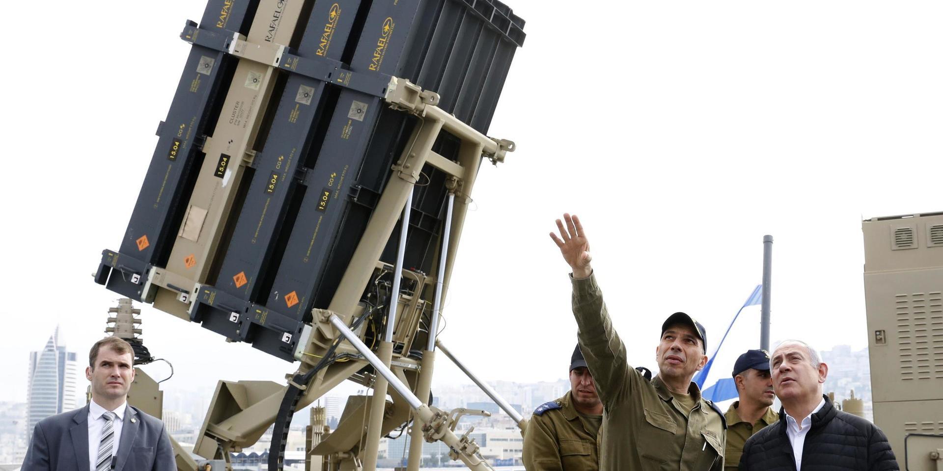 Premiärminister Benjamin Netanyahu (till höger) tar sig en titt på en robotlavett inom 'järnkupol'-systemet. Bild från 2019.
