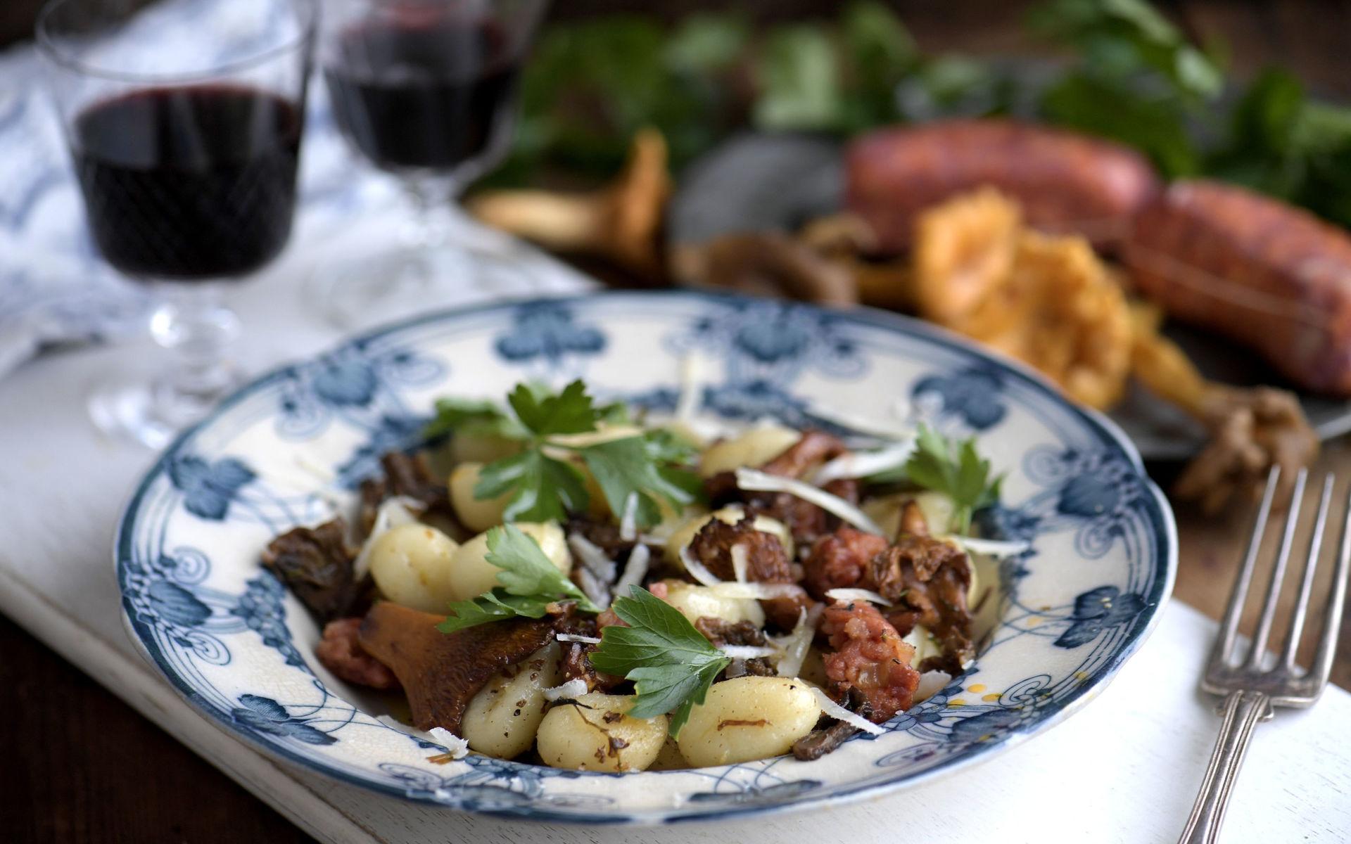 Enkelt och förbluffande gott: Gnocchi med svamp och salsiccia. Perfekt för kulna dagar.