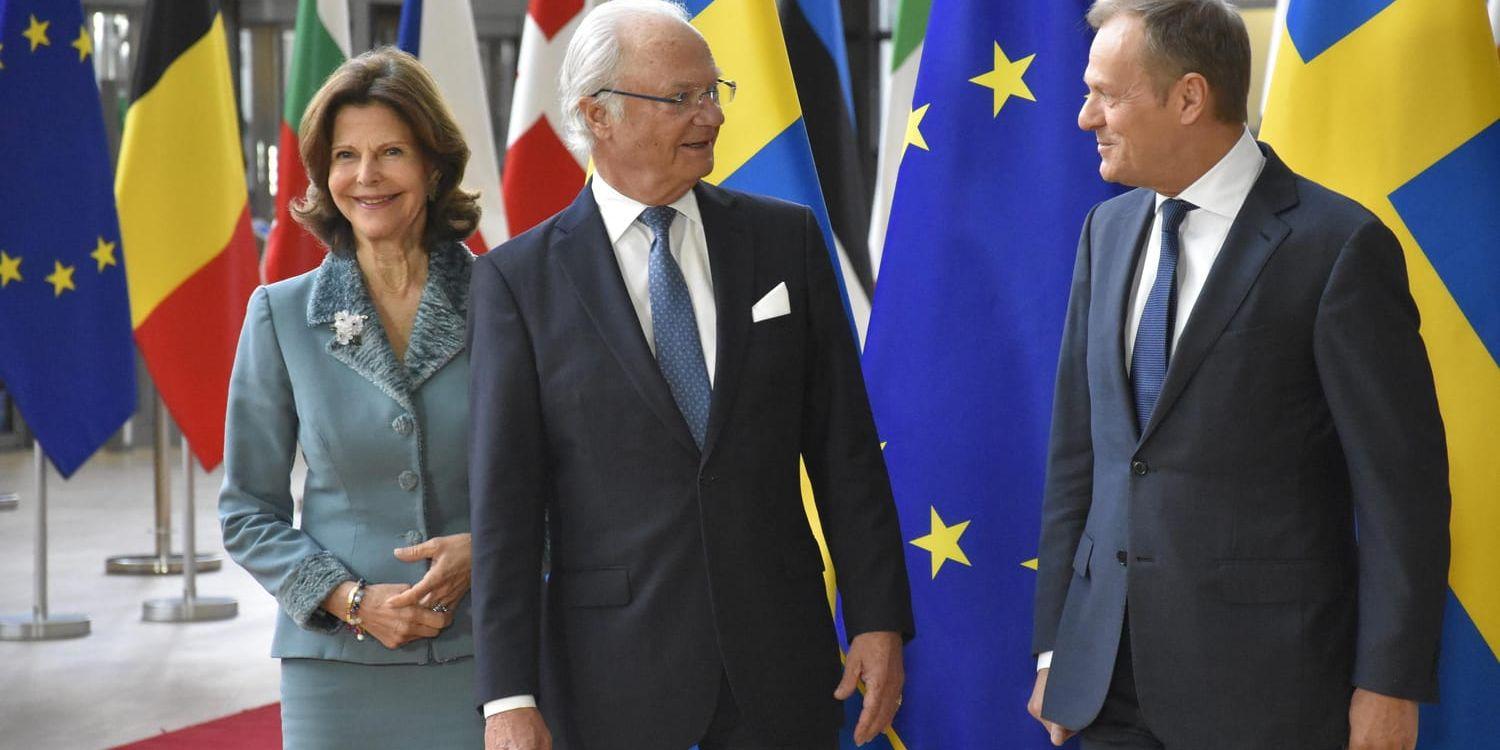 Kung Carl XVI Gustaf och drottning Silvia tas emot i Europabyggnaden i Bryssel av EU:s permanente rådsordförande Donald Tusk.