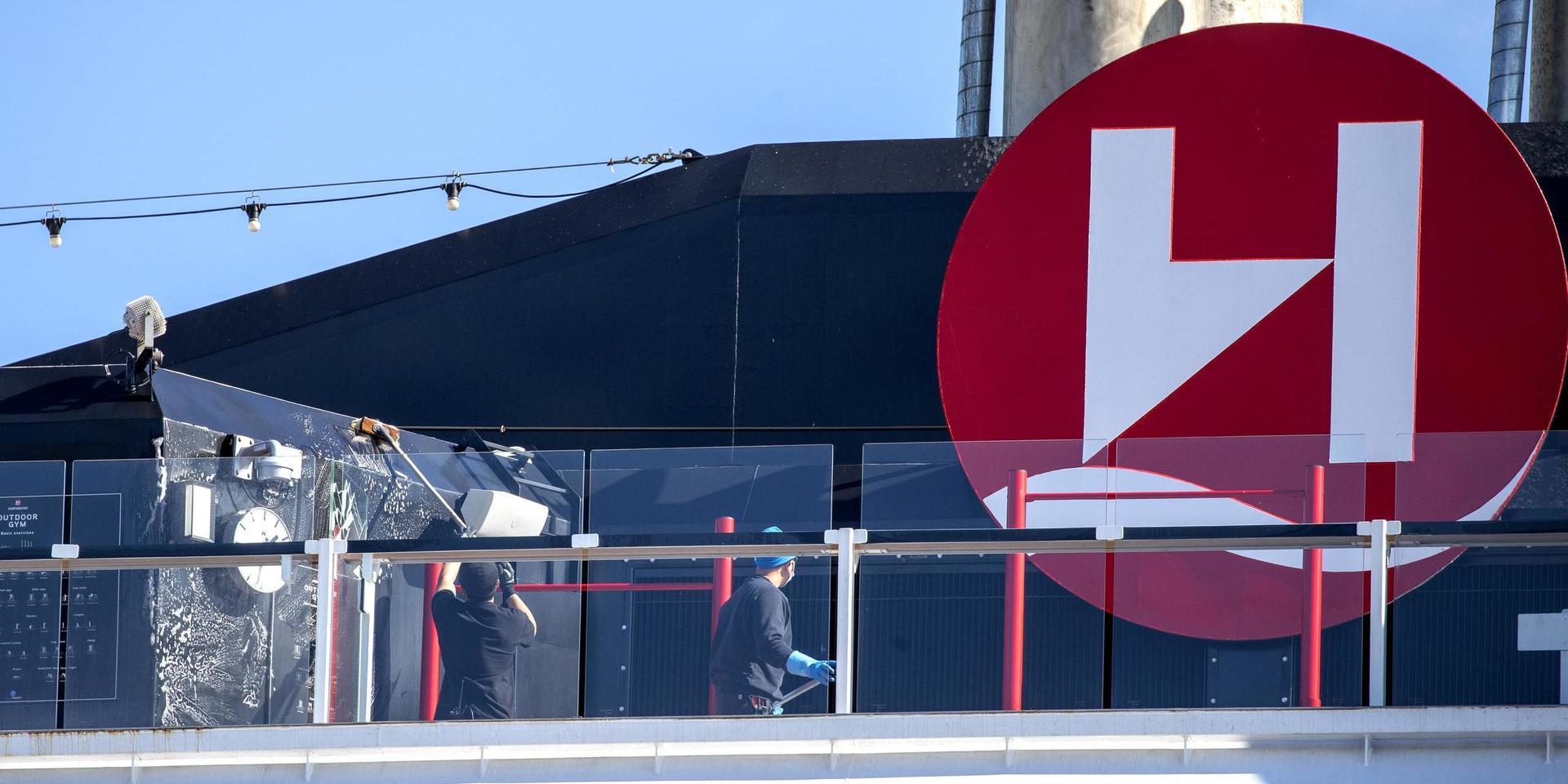 Koncerndirektören får lämna Hurtigruten efter coronautbrottet.