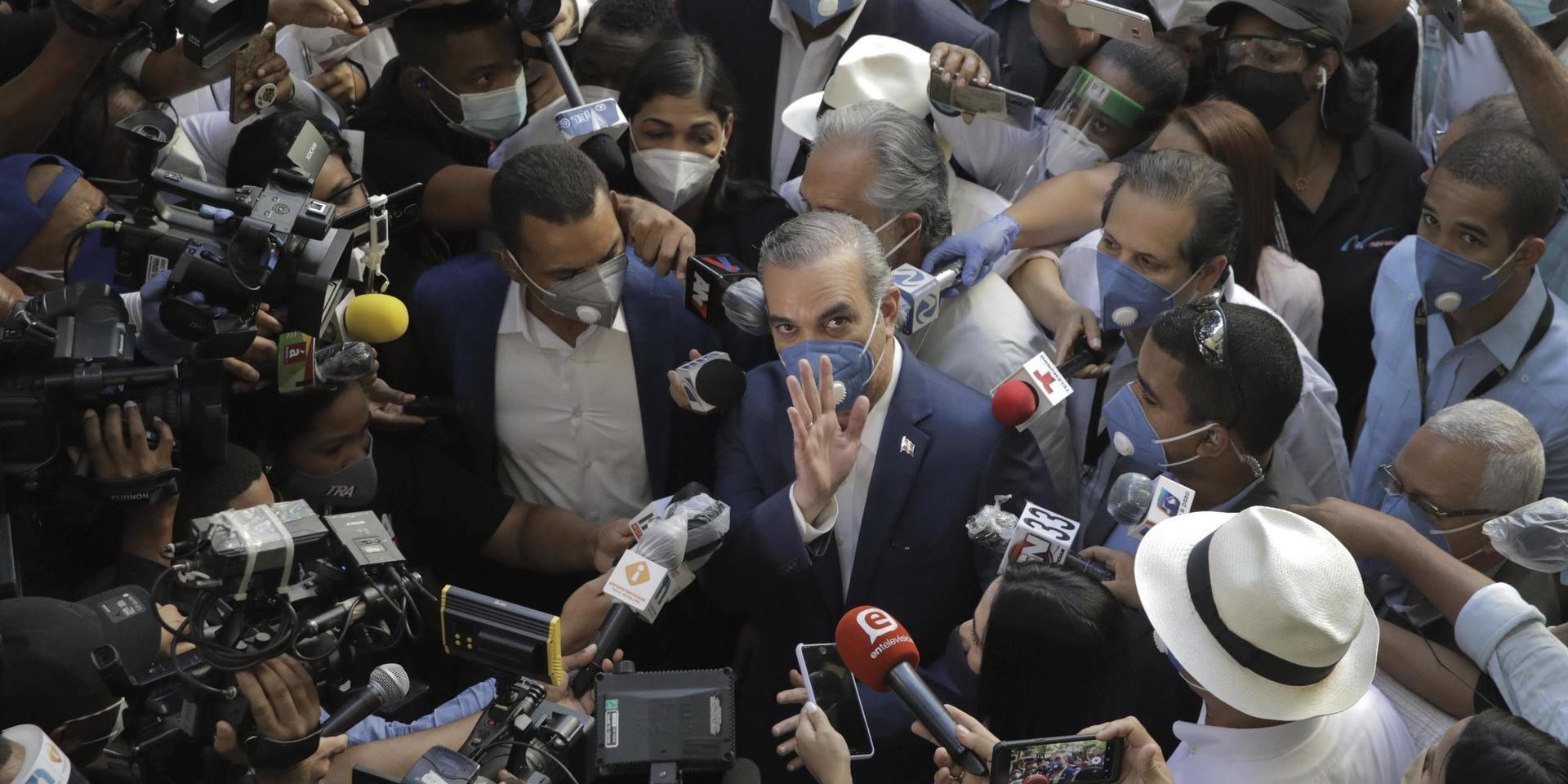 Dominikanska republikens blivande president Luis Abinader vinkar till kameran. 