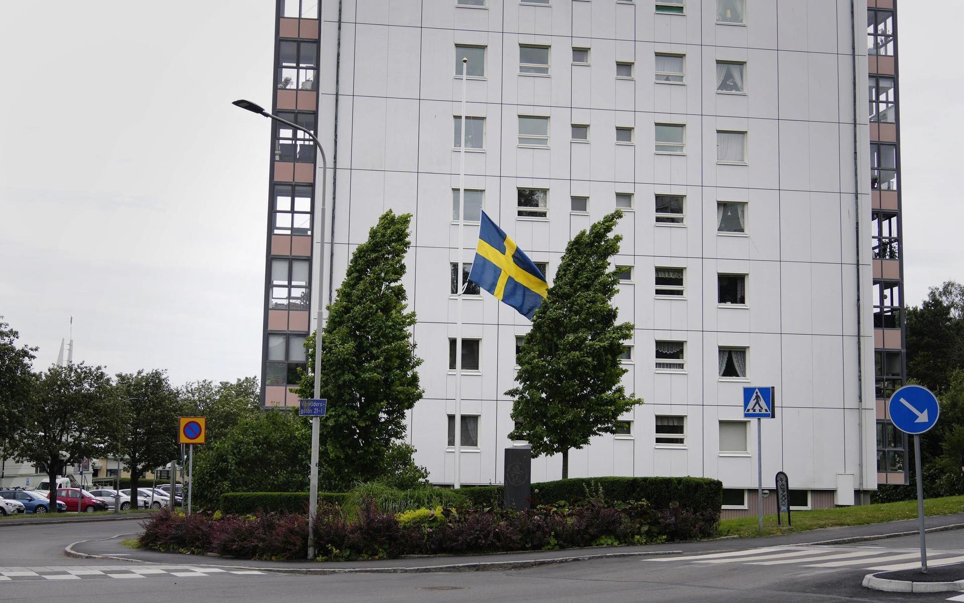 De svenska flaggorna var hissade på halv stång runt om i Biskopsgården.