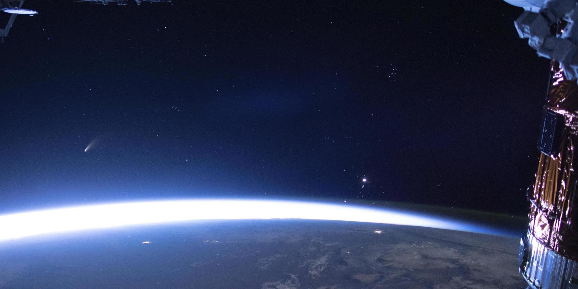 En asteroid strök förbi jorden på bara 300 mils avstånd. Bilden är tagen från den internationella rymdstationen ISS vid ett annat tillfälle. Arkivbild. 