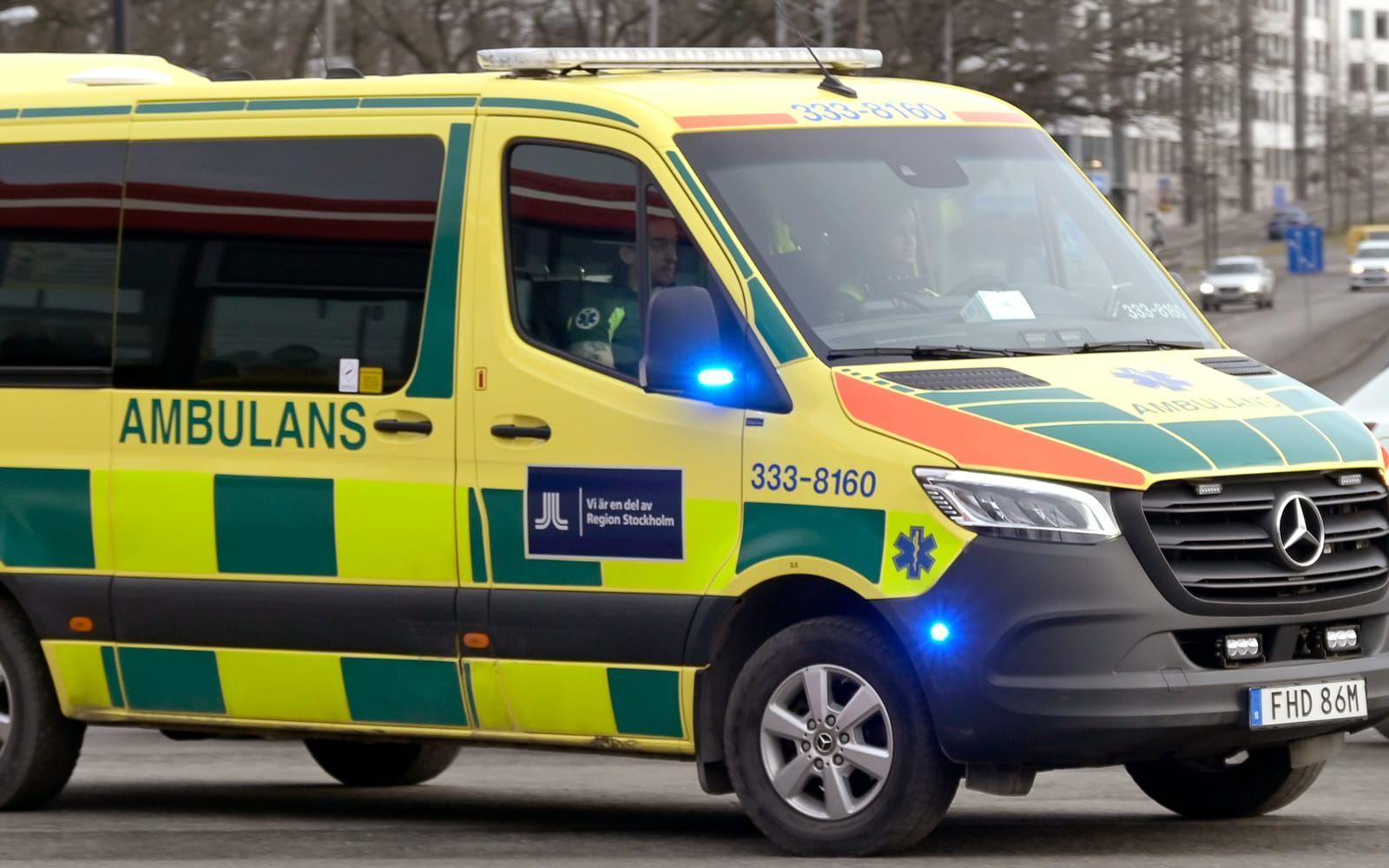En ambulans har voltat. Ambulansen på bilden har inget med artikeln att göra. Arkivbild.