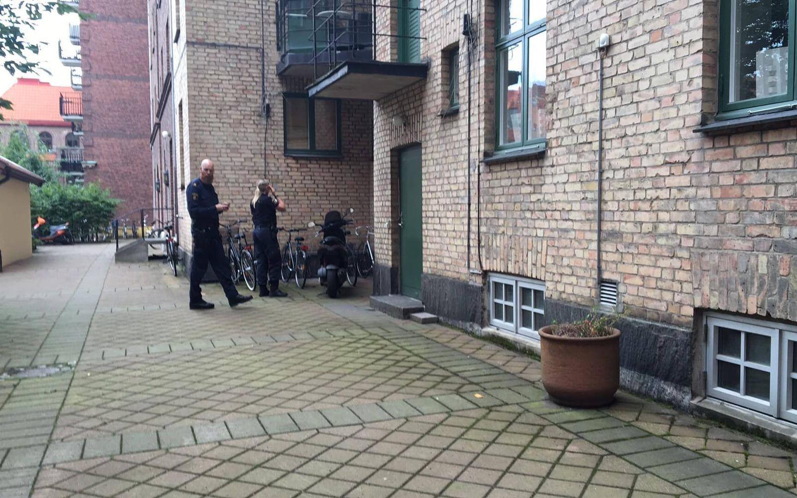 Polisen hittade mopeden som gärningsmännen flytt med på en innergård, knappt en kilometer från platsen. Bild: Alexandra Carlsson Tenitskaja