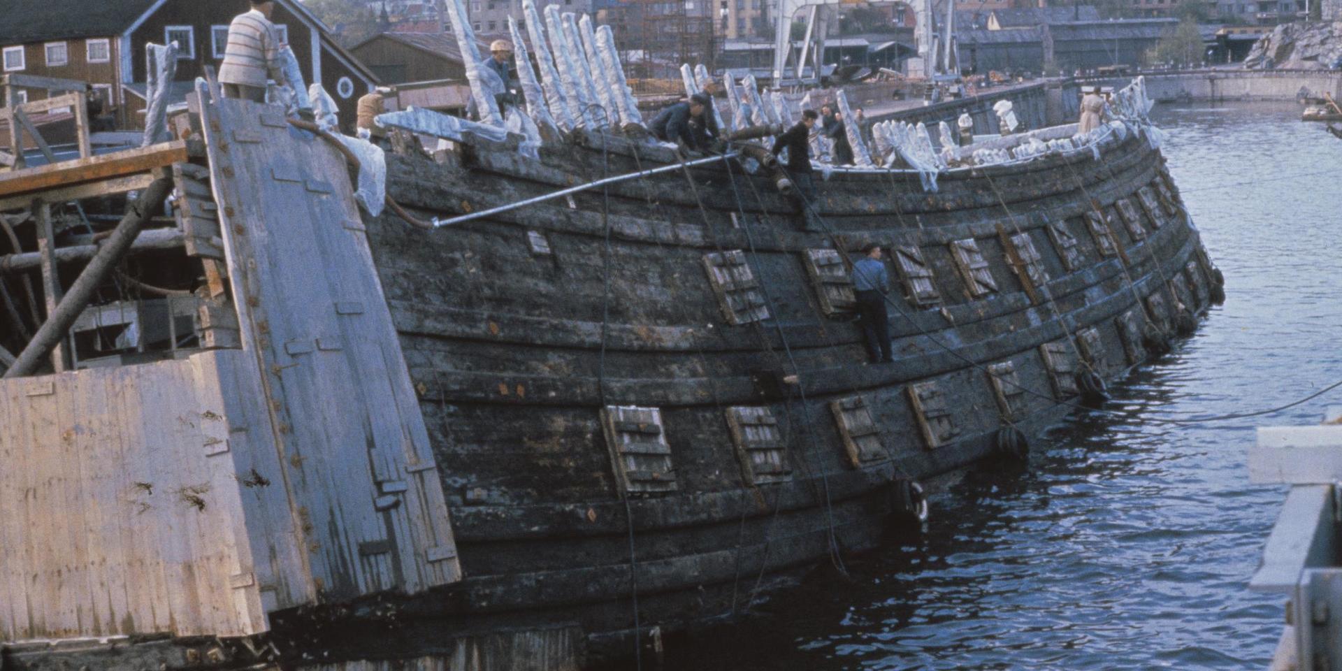 Skeppet Vasa på väg in i torrdockan på Beckholmen våren 1961 med dykledaren Per Edvin Fälting i aktern. Pressbild.