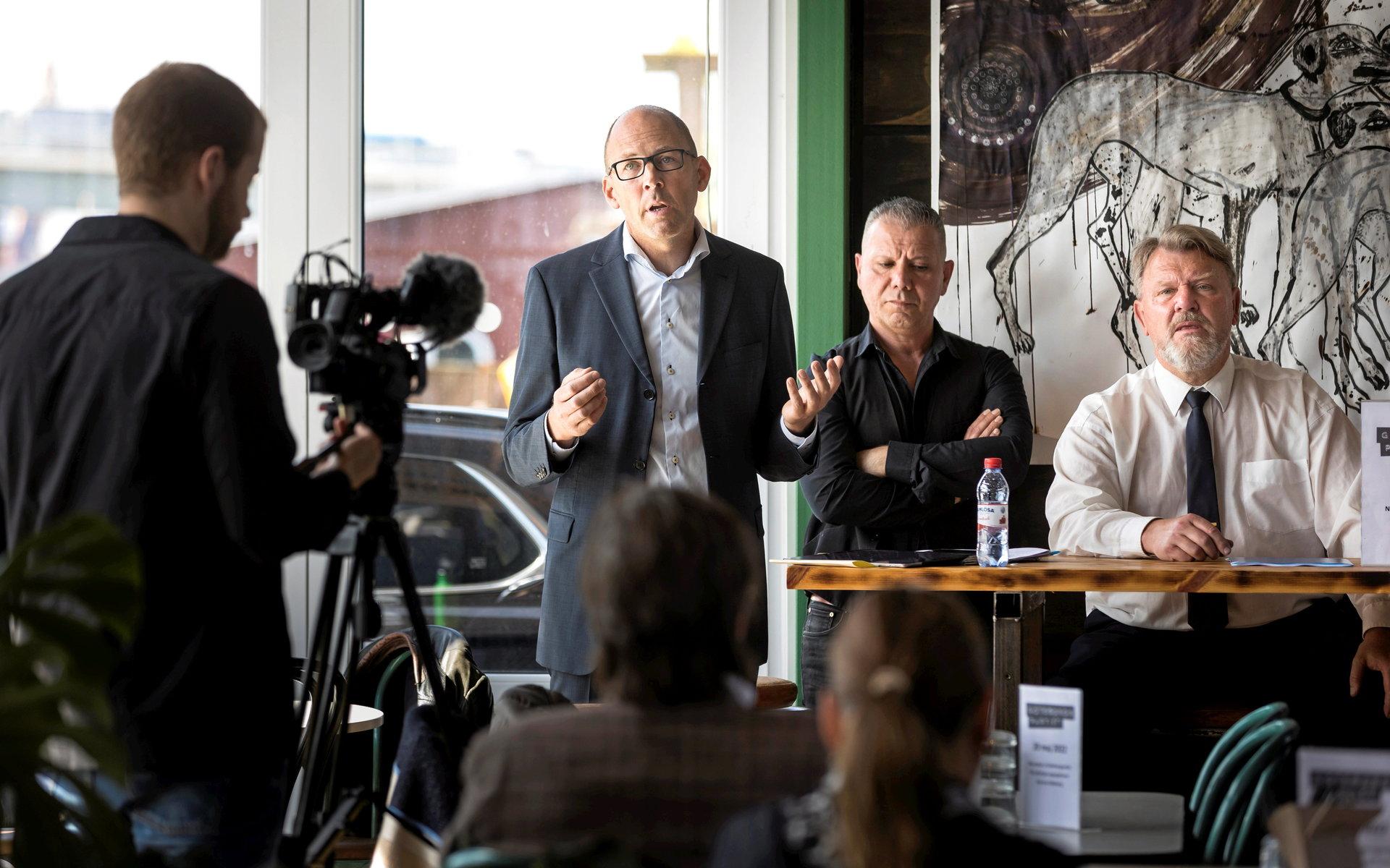 Henrik Munck presenterar nystartade Göteborgspartiet på en presskonferens på Ringön, tillsammans med Wilson Odisho och  Ulf Boström.