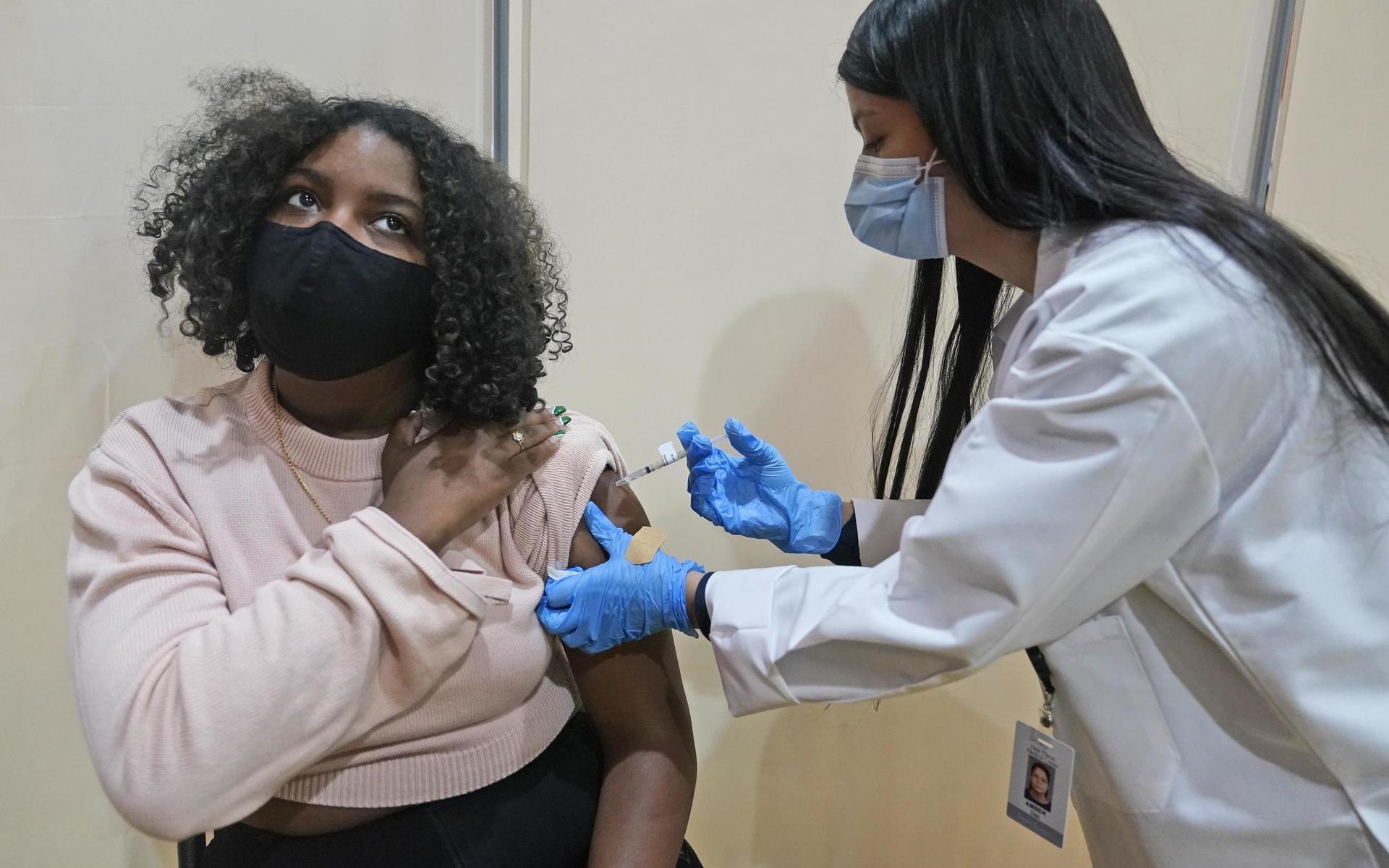 Kvinna får en dos av Pzifers vaccin