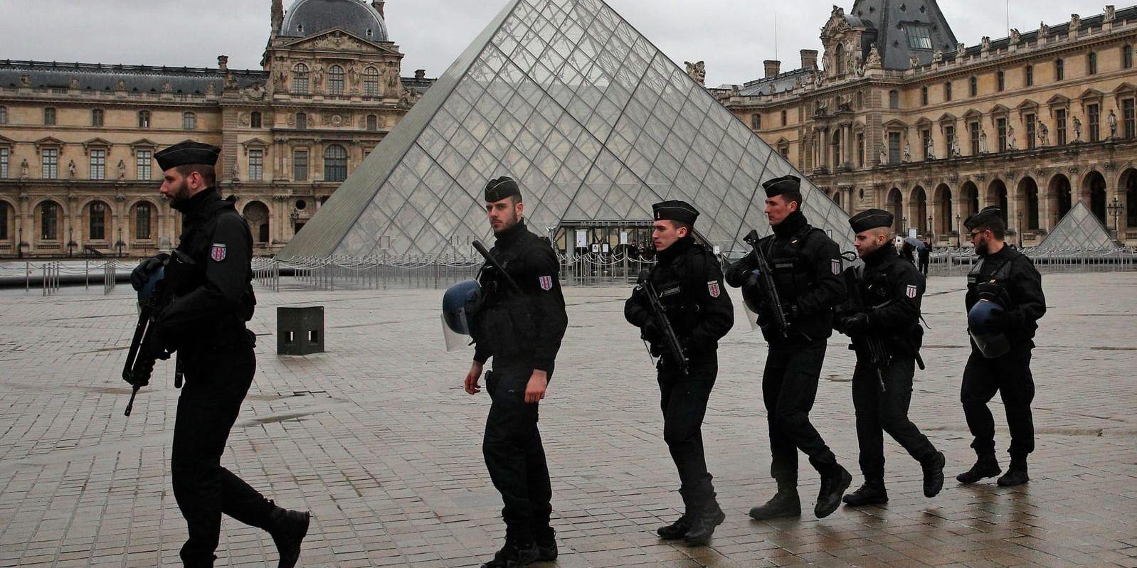 Franska poliser bevakar museet Louvren i Paris på grund av terrorhotet. Arkivbild.
