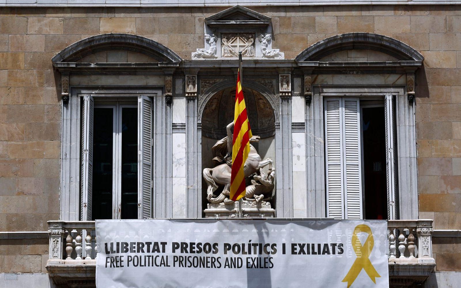 En banderoll med texten 'fria politiska och exilerade fångar' upphängd på Palau de la Generalitat, regionstyrets huvudsäte. Arkivbild från maj 2019.