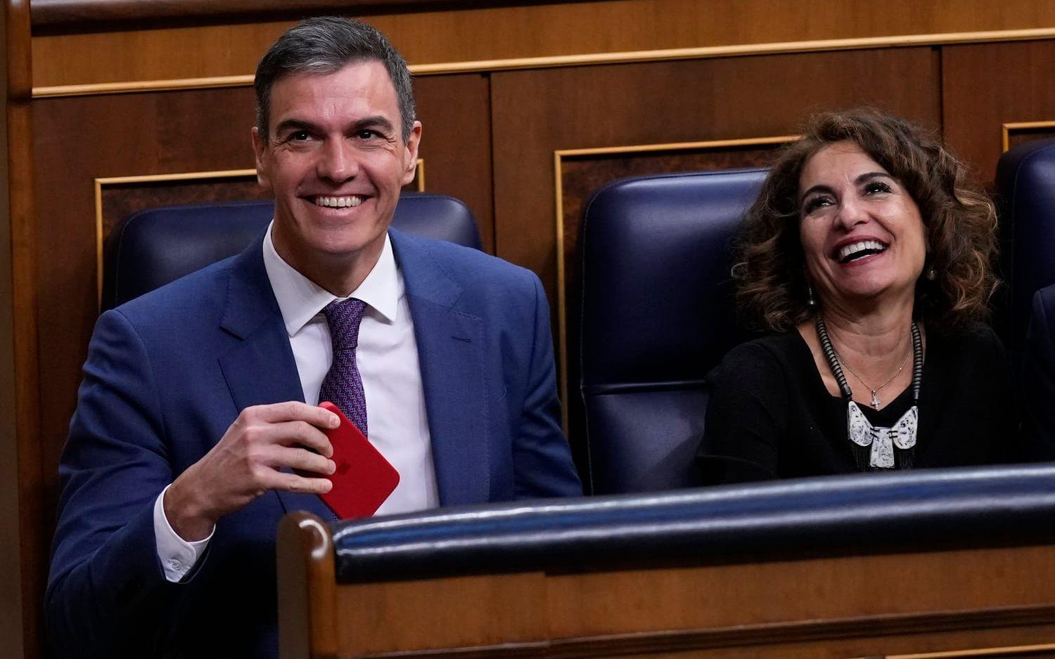 Spaniens premiärminister Pedro Sánchez och vice premiärminister María Jesús Montero i parlamentet i Madrid.