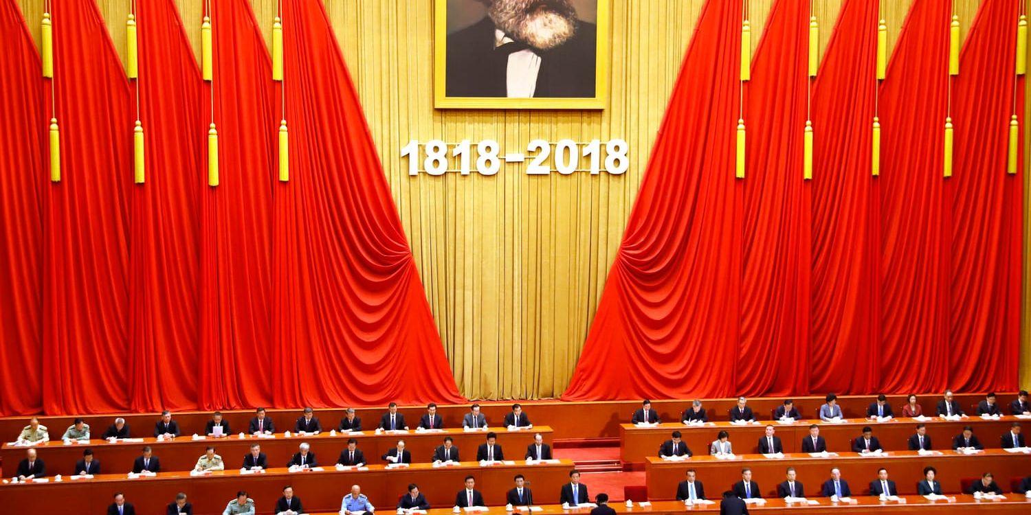 Kinas president Xi Jinping talar i Folkets stora sal i Peking på fredagen, under ett porträtt på Karl Marx dagen före 200-årsdagen av den tyske filosofens födelse.