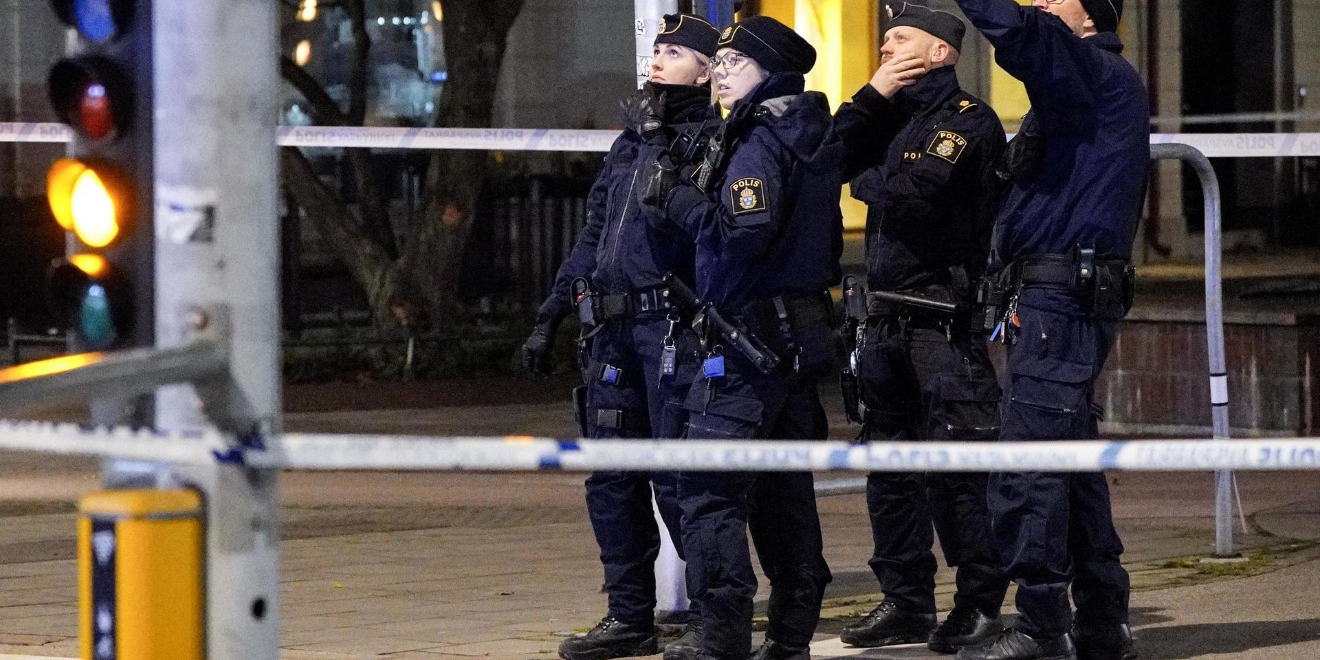 Polisen har spärrat av ett området i korsningen Smedjegatan/Bergsgatan vid Möllevångstorget i Malmö efter ett misstänkt mordförsök.