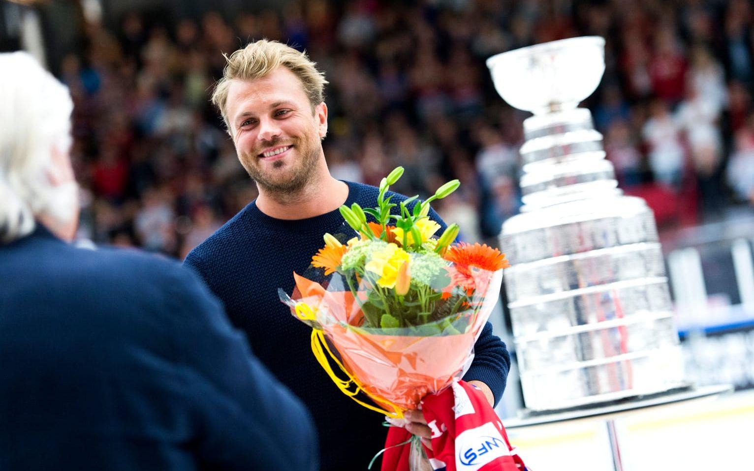 Viktor Stålberg gratuleras till Stanley Cup-segern av Frölunda Indians ordförande Mats Grausers. Arkivbild:Daniel Stiller/Bildbyrån