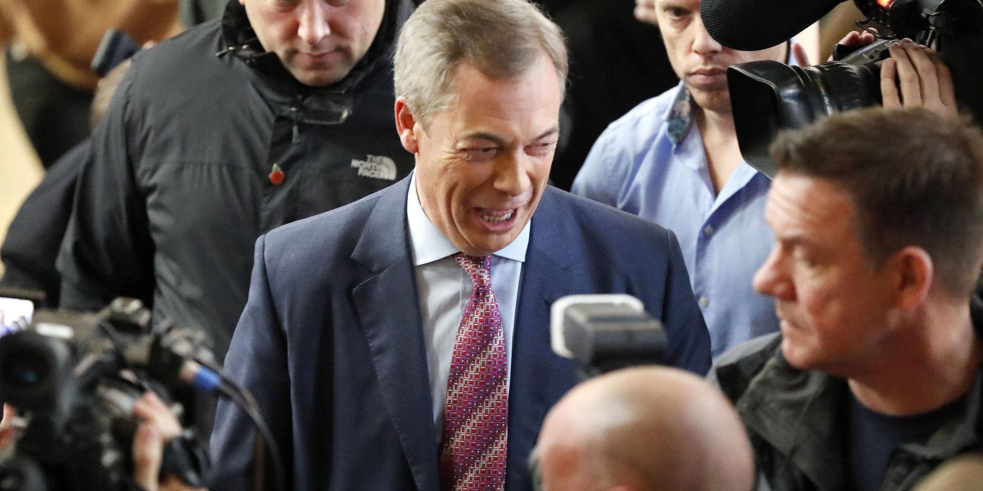 Nigel Farage meddelade under måndagen att hans parti inte kommer att utmana det Konservativa partiet i nyvalet om en månad. 
