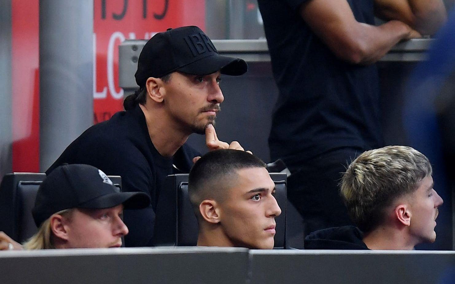 Zlatan på läktaren under mötet mellan Milan och Juventus.