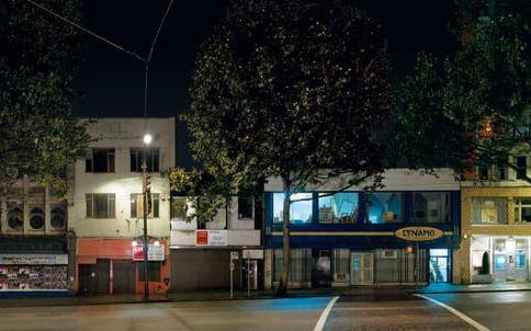 I en nästan fem meter lång bild komprimerar Douglas de förslummade och nattliga butiksfasaderna på gatan 100 West Hastings i Vancouver – det blir hans replik till Ed Ruscha som 1966 monterade samman fasaderna på Sunset Strip i Västra Hollywood.Bild: Stan Douglas