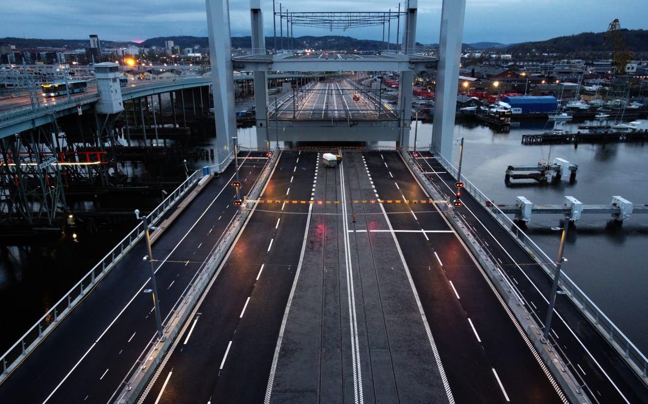 Hisingsbron under kvällen, utan någon trafik som kör på den.