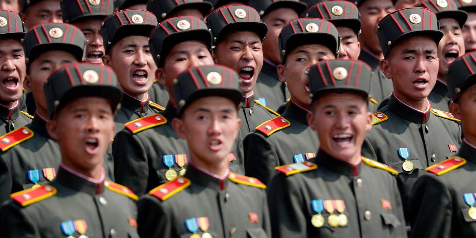 Nordkoreansk militär visar upp sig på lördagen i huvudstaden.